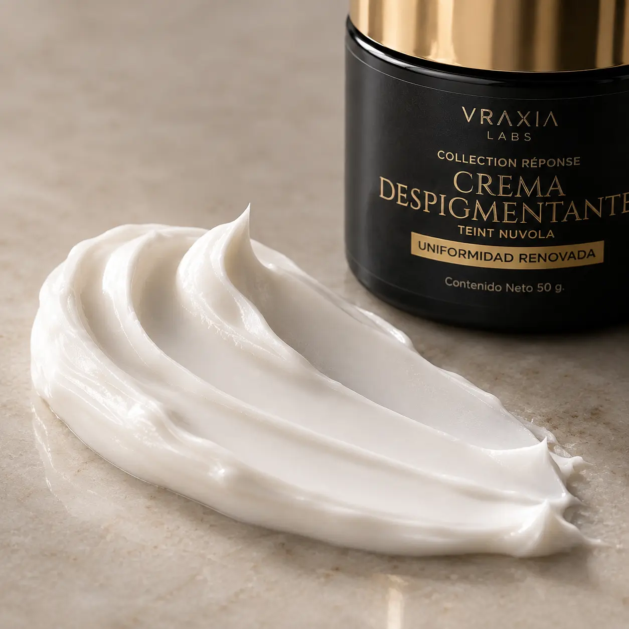 Textura cremosa de la crema facial nocturna Teint Nuvola de VRAXIA LABS