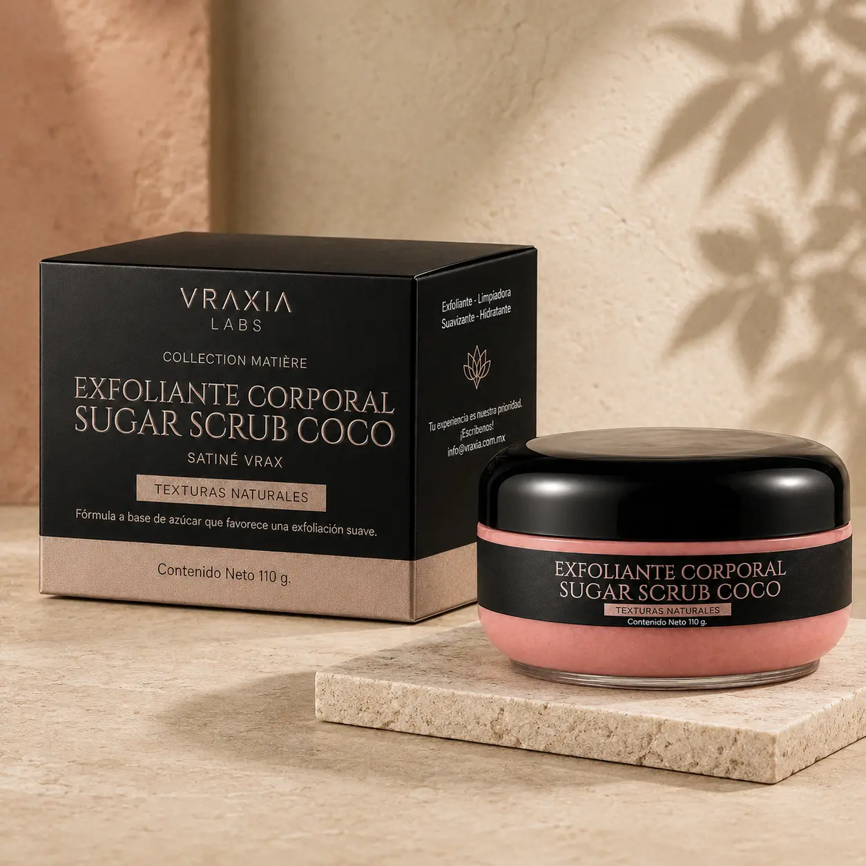 Exfoliante Corporal Sugar Scrub Coco Satiné Vrax de VRAXIA LABS con caja y tarro